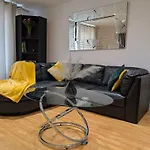 Emerald Apartment-2Bed 2Bath Cardiff Bay,City Centre Apartment